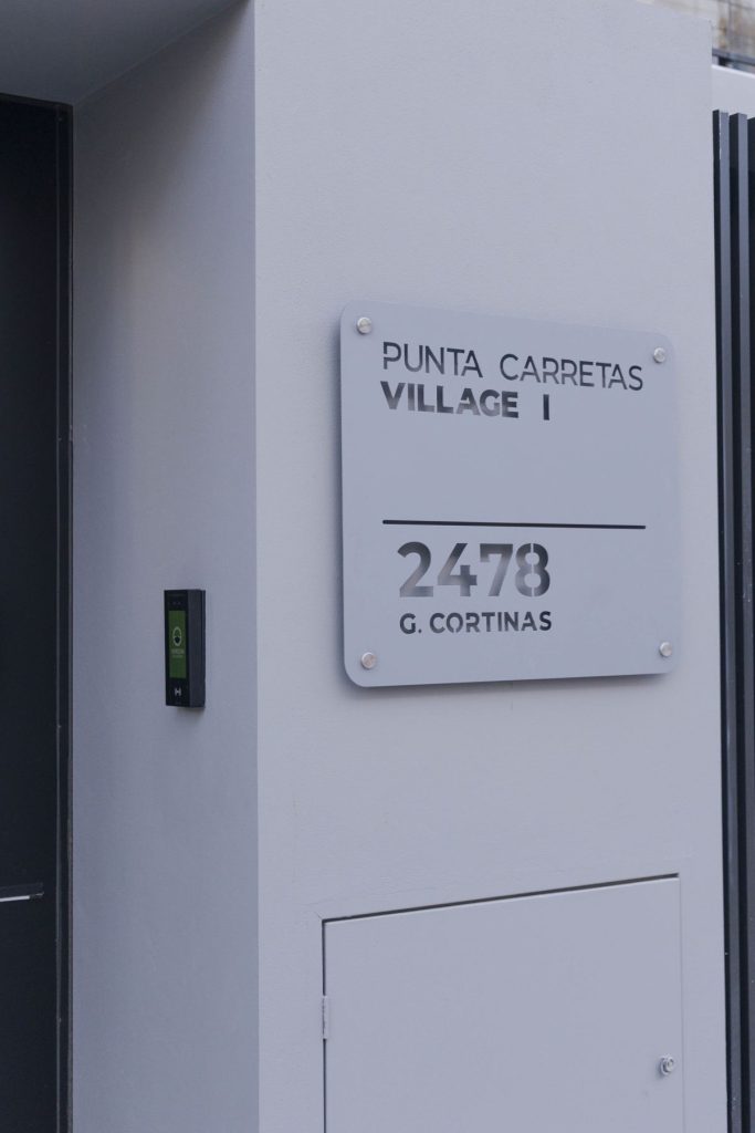 Placa de ingreso del edificio