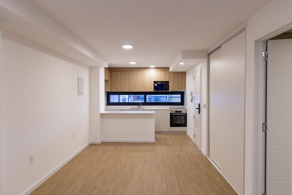 Cocina integrada con muebles de madera clara