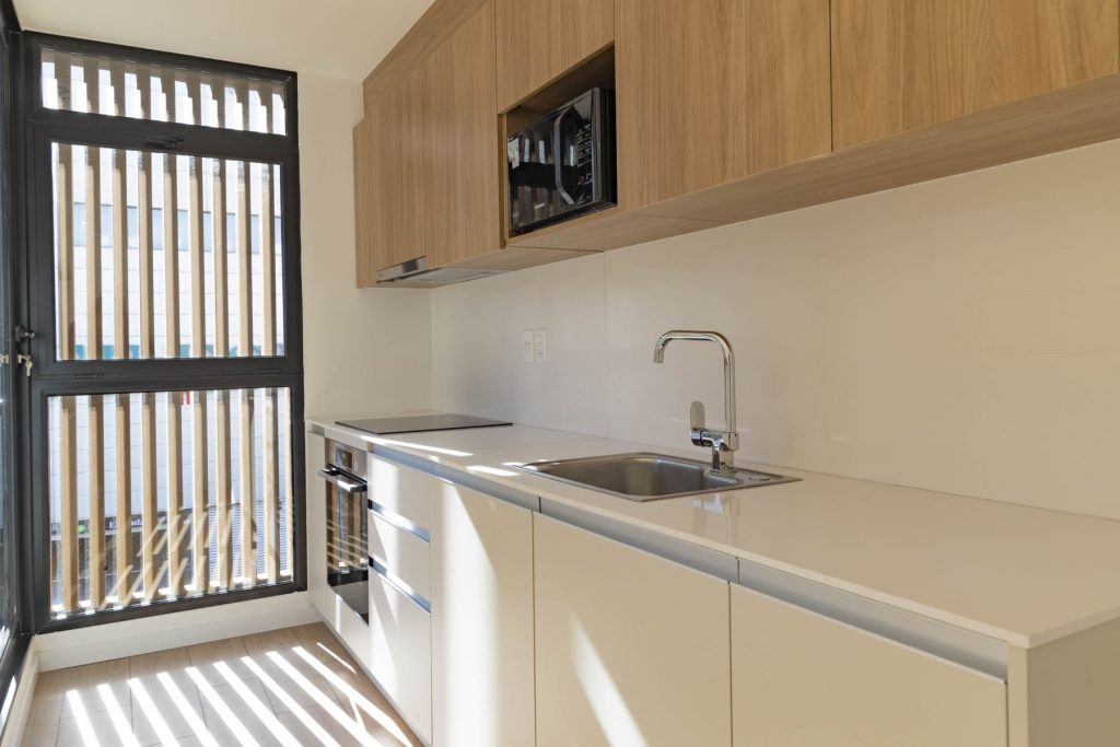 Cocina y ventana a la terraza