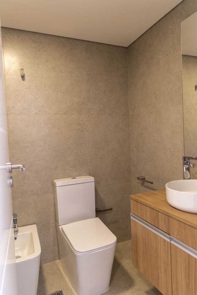 Baño con revestimiento gris