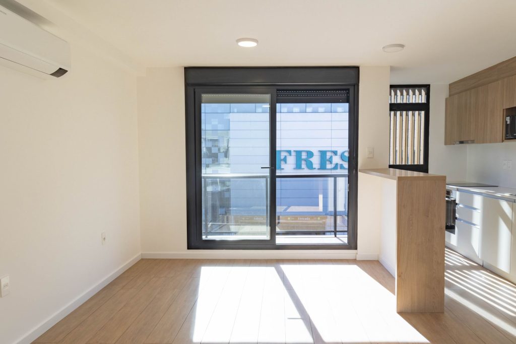 Dormitorio con ventanal